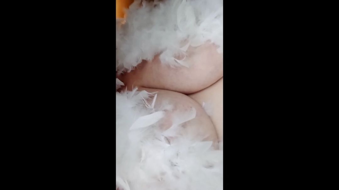Wanna play with my feathers of boobs xx