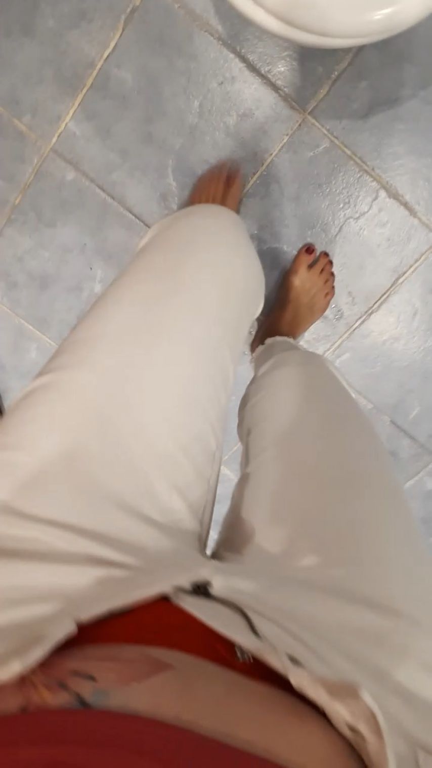 Pee desperation in white jeans