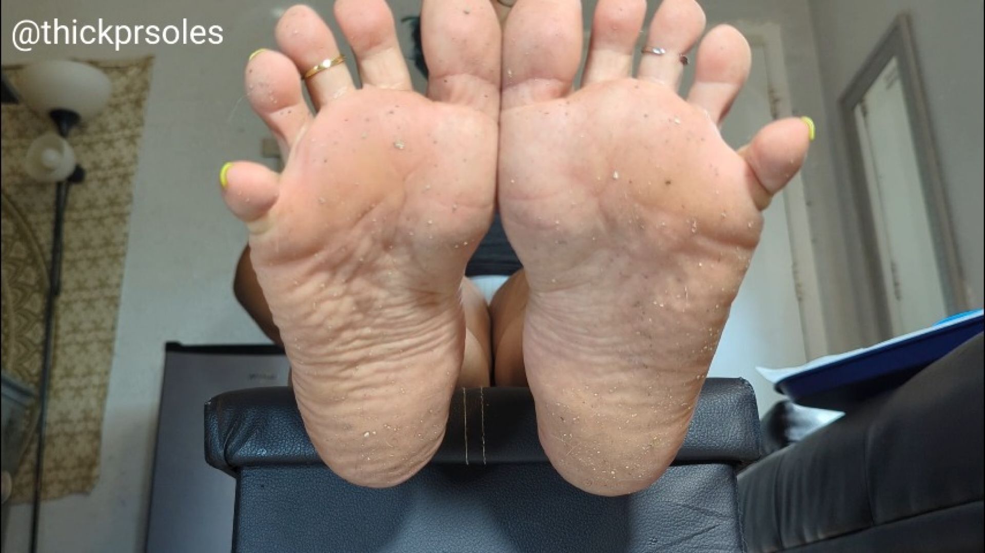 Lightly Dirty feet joi