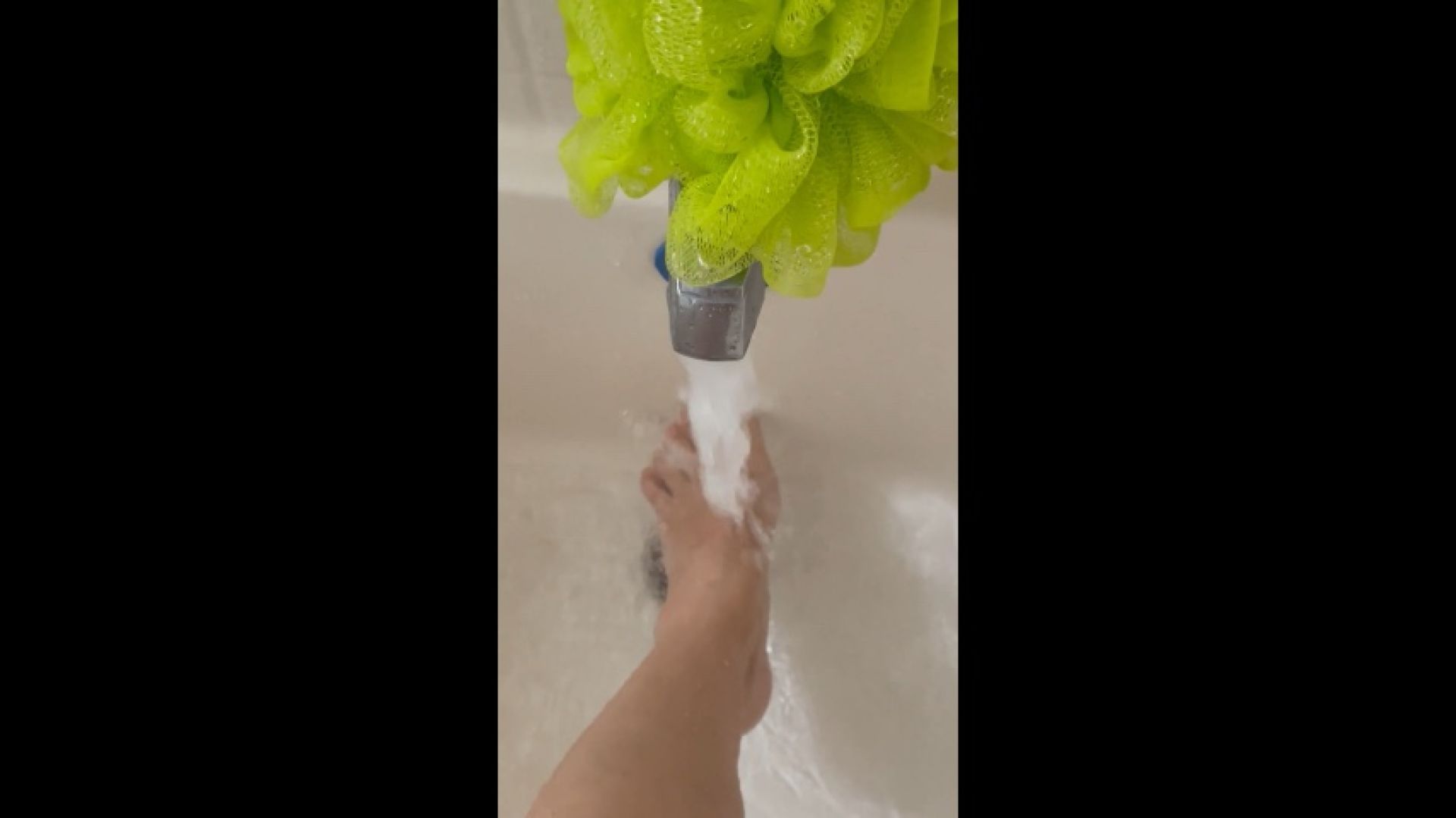 Bare feet in the tub