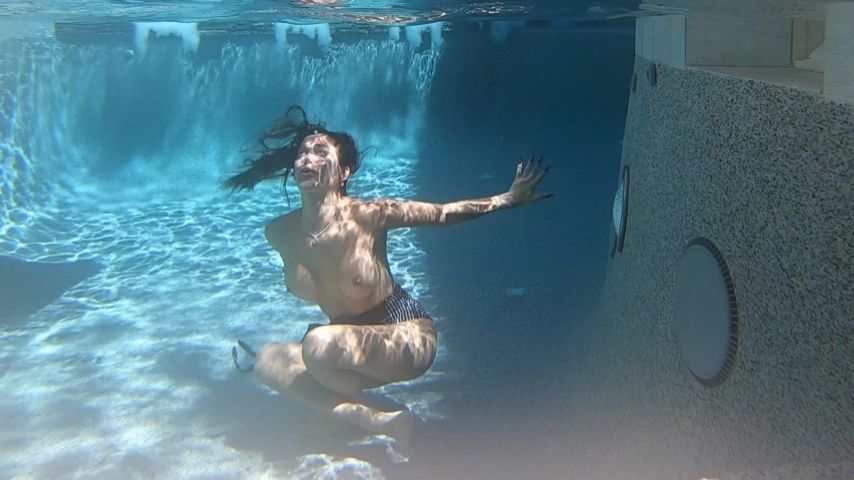 Tgirl underwater cum shot