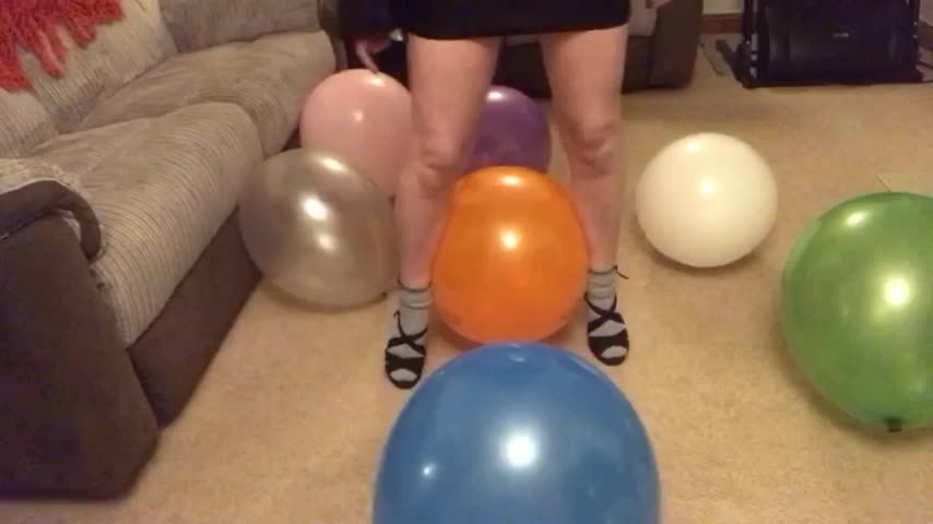 Big Balloons pop bouncing fun
