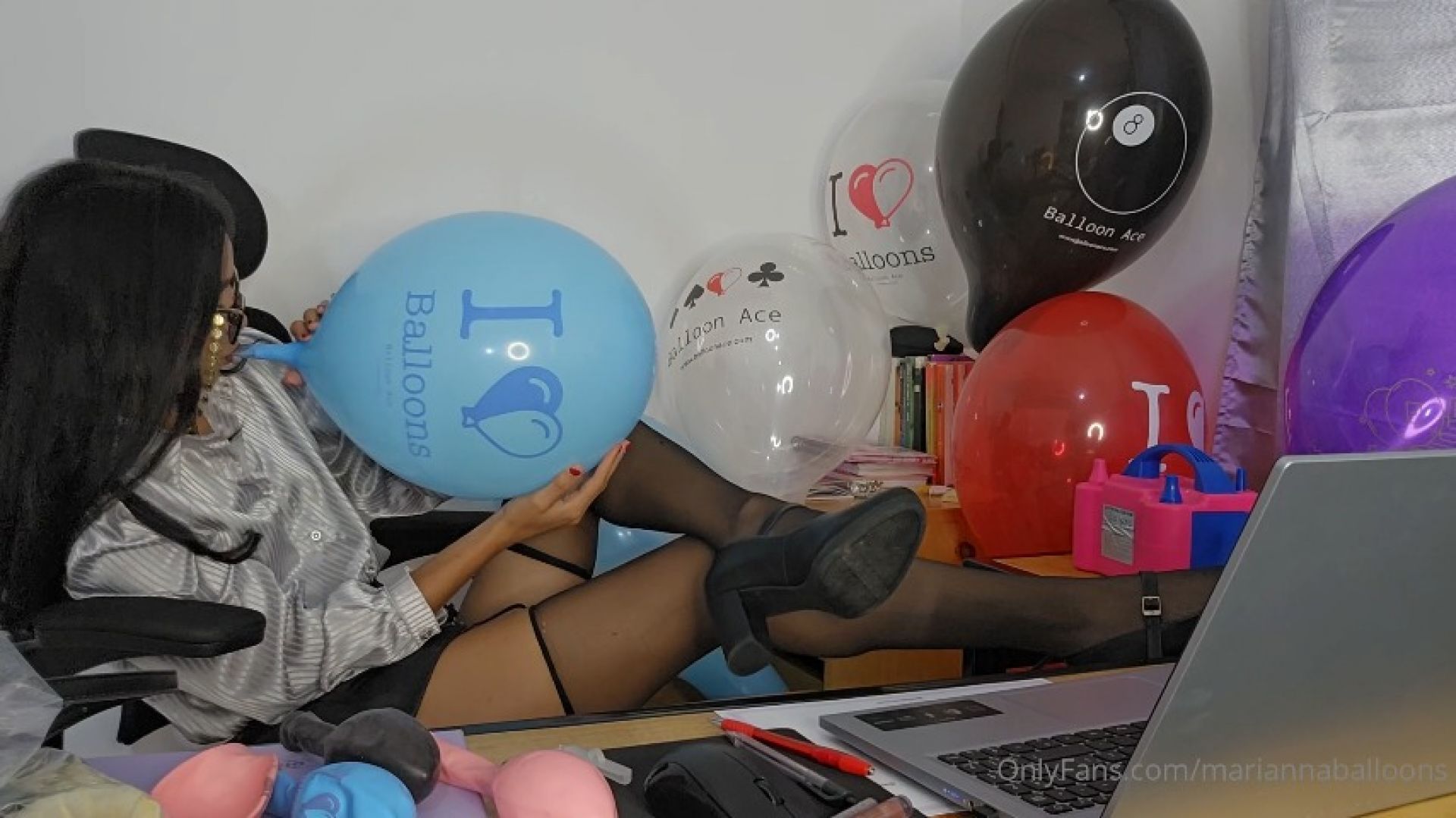 This super sexy secretary plays with her balloons, doing rid