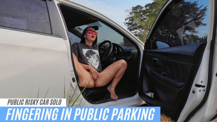 Risky car public masturbation with hottie