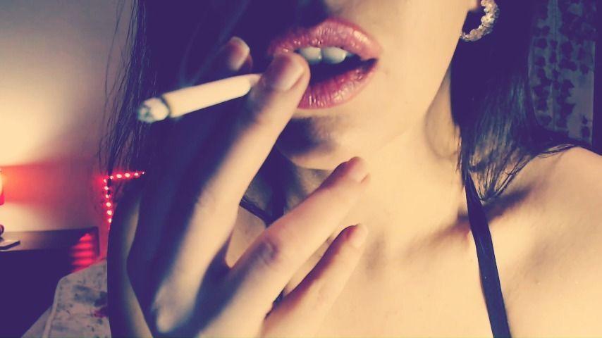 Classy Smoker ~ Raissa