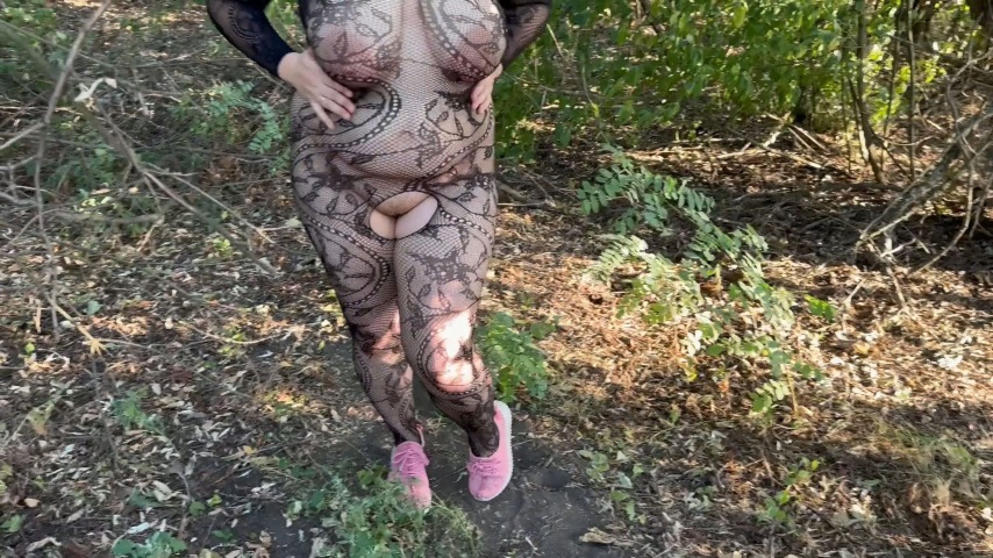 I met horny MILF outdoor and she let me cum inside her pussy