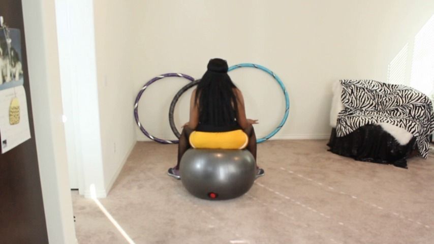 Ebony MILF twerking ball bouncing