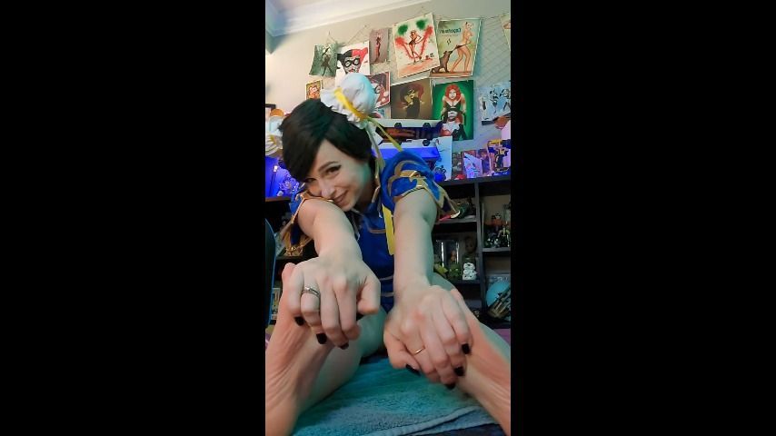 Chun-Li stretches and bounces on a dildo