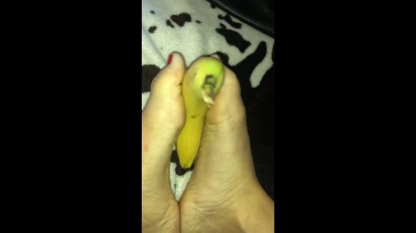 Footjob to a banana! Sega piedi a banana