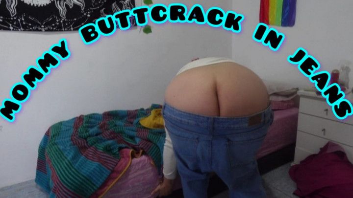 Stepmom in buttcrack jeans