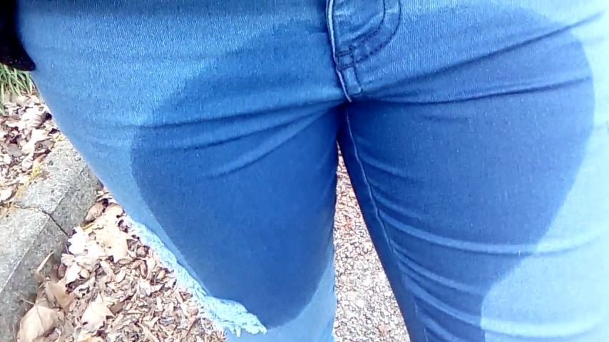 Outdoor: pee in tight jeans