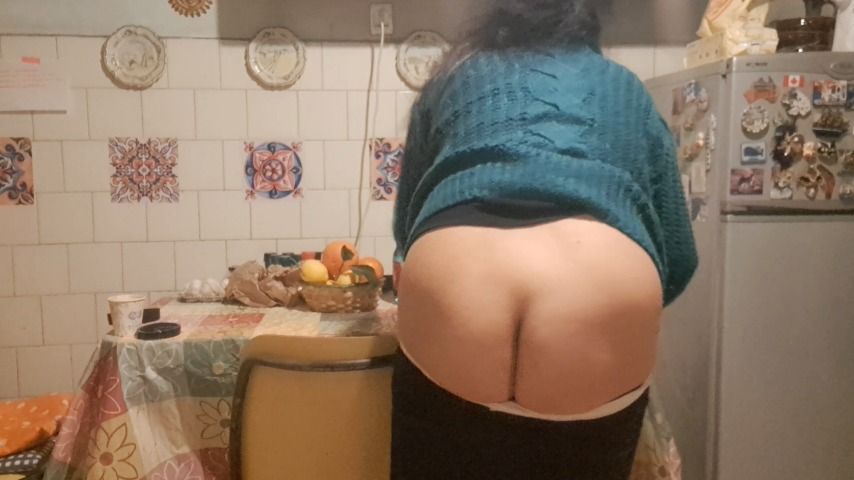 Housewife cleand and shows ass