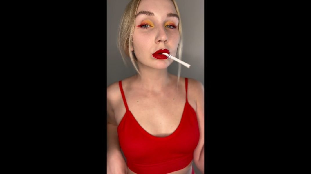 SMOKING GIRL/RED LIPS/BRIGHT MAKEUP