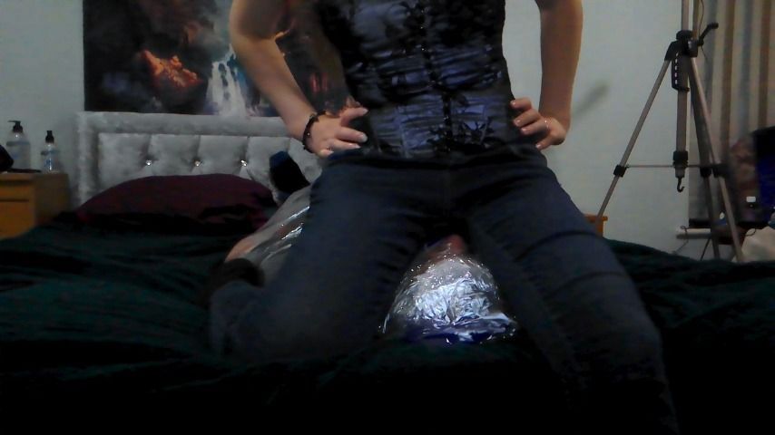 Clingfilm Jeans Facesit