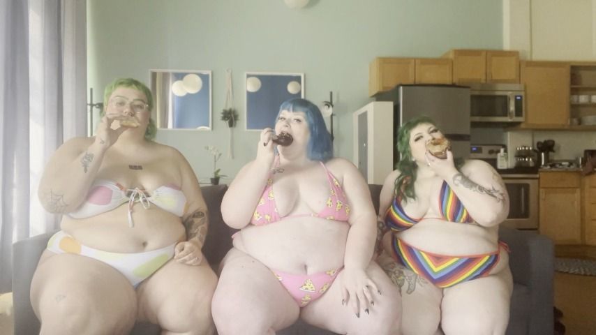 SSBBW babes eating donuts