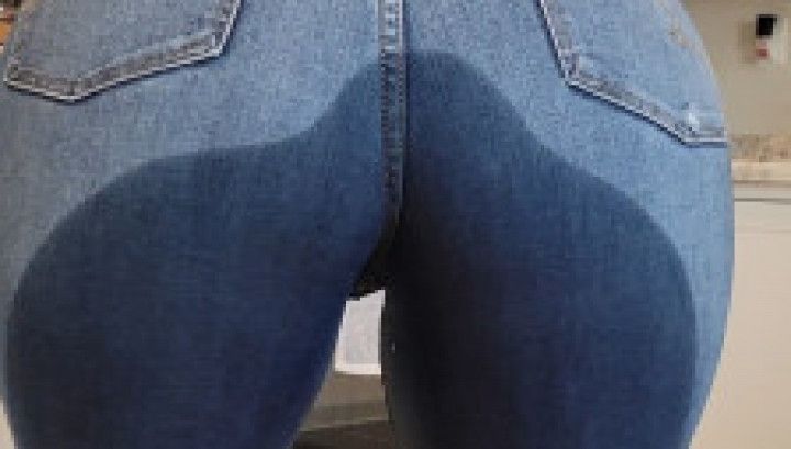 Lexi floods her skin tight jeans