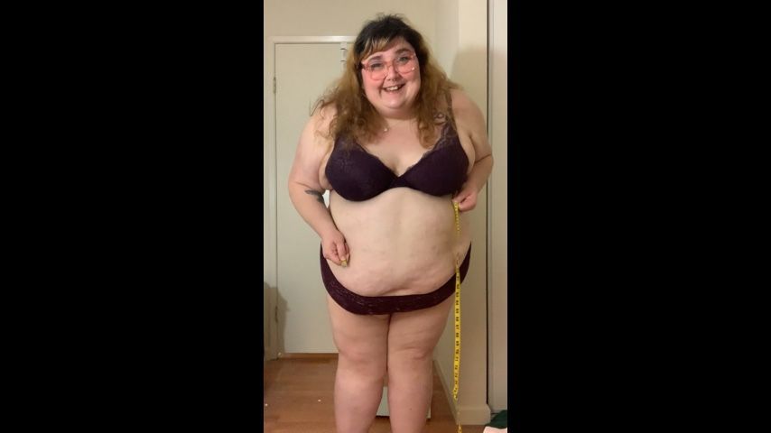 SSBBW weighs and measures in