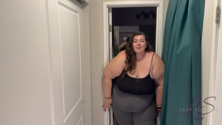 SSBBW Gets Stuck in the Doorway