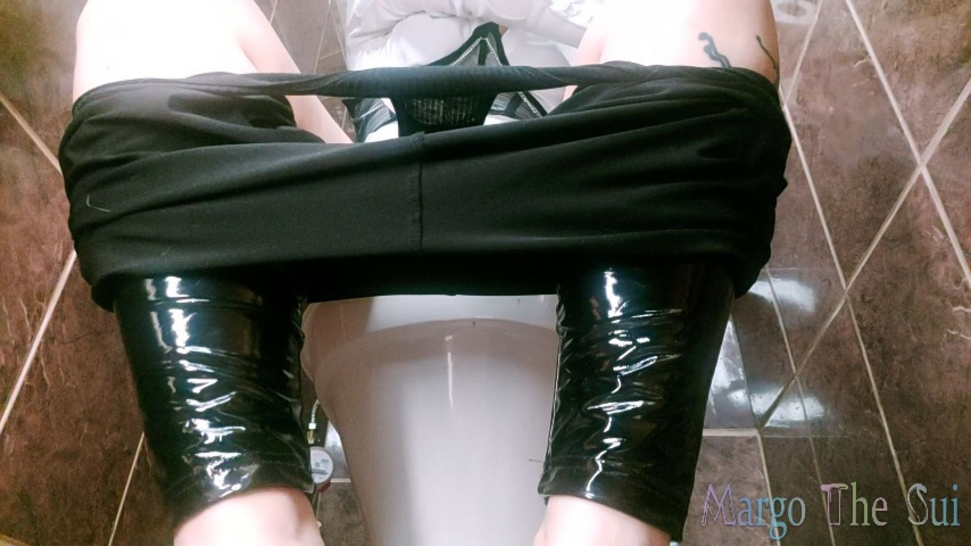 Pissing on the toilet in sexy leggings