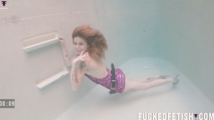 Slut relaxes underwater with vibrator after party