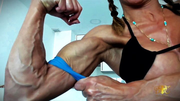 Goddess Lola - Biceps Detonation