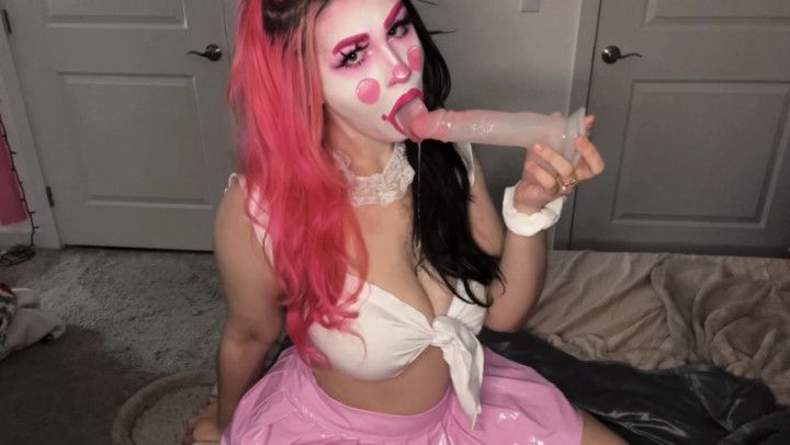 Clown Girl Fives Dildo a Sloppy BJ