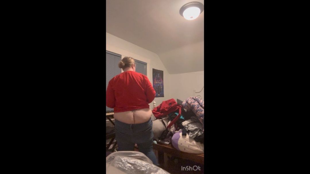 Mom buttcrack in daughters room