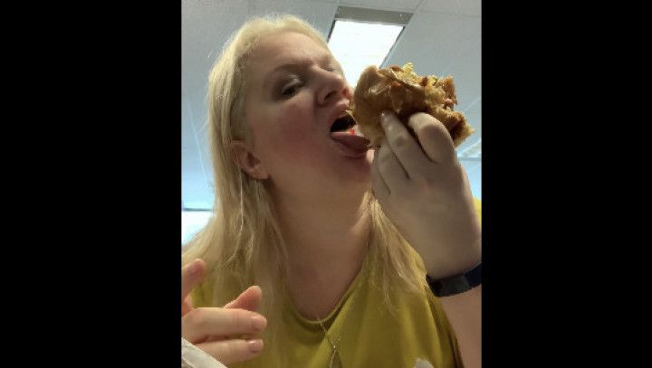 Bbw eats a juicy messy chicken burger