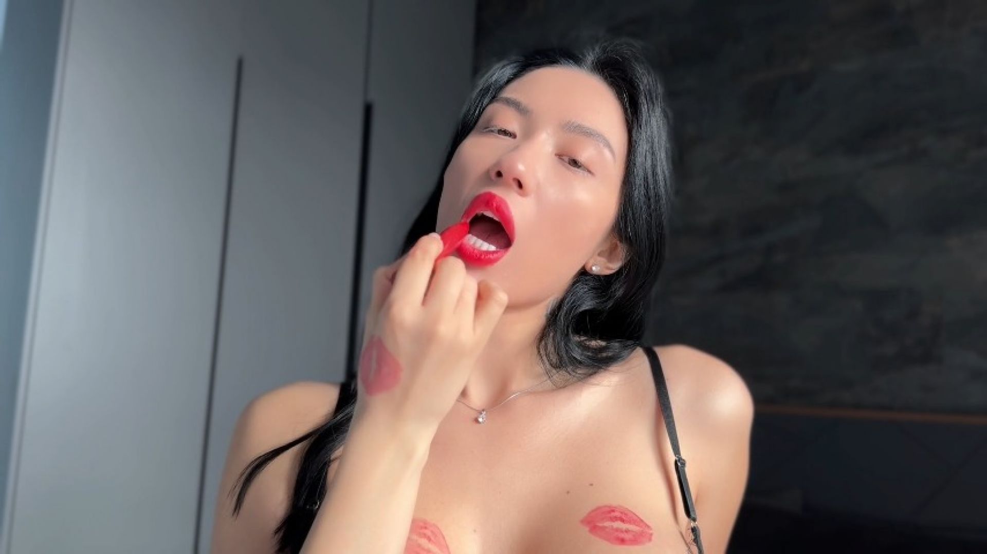 Play with my red lips