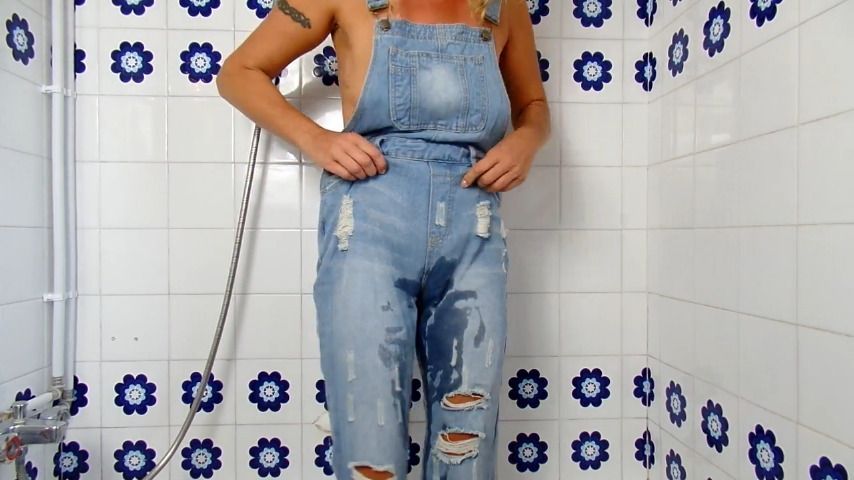 Pissed jeans with a plug in the bottom