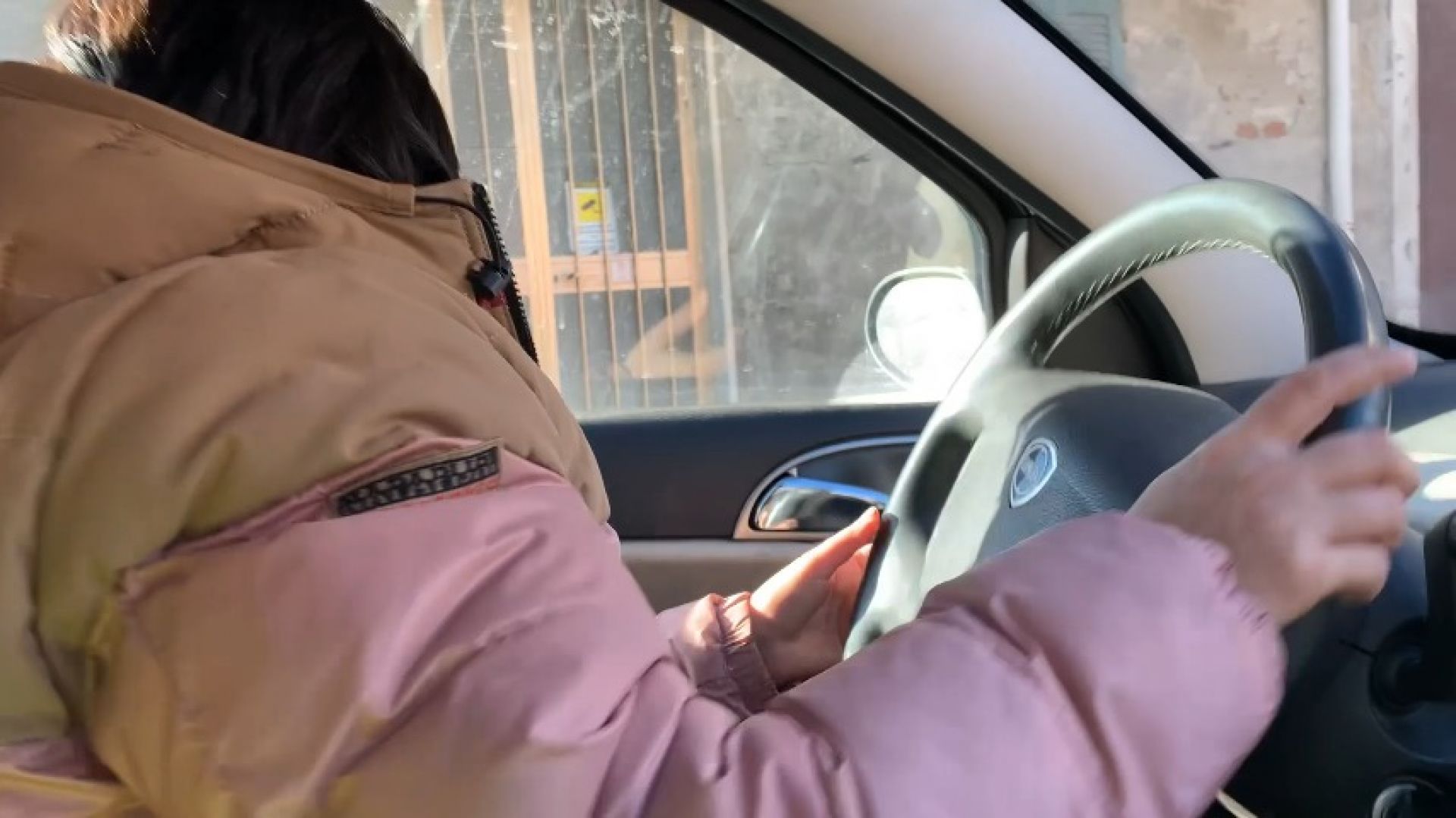 I drive with my beautiful down jacket and do a mega overtaki