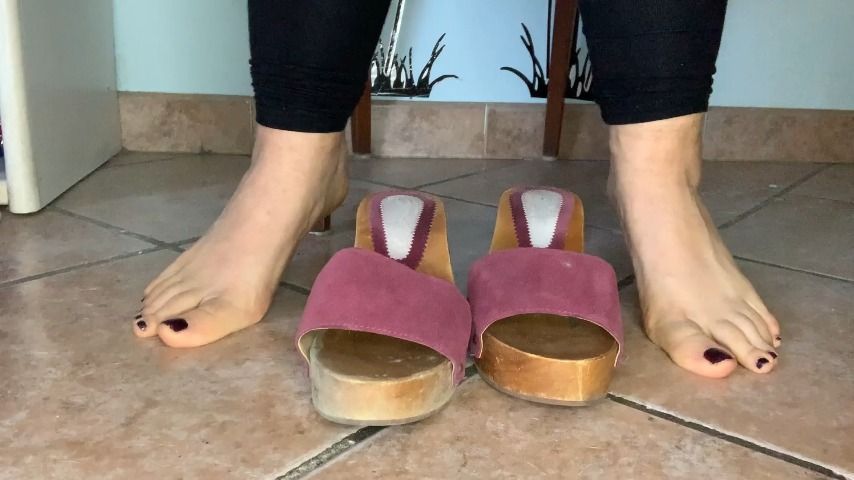 toe tapping with pink sandal