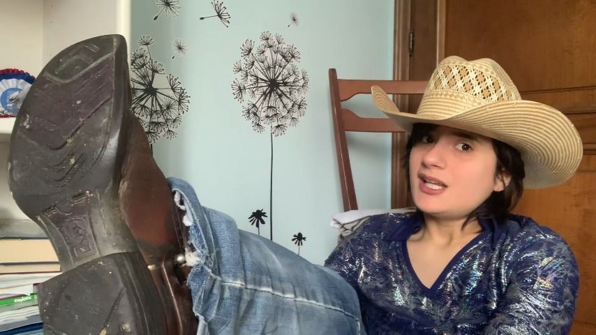 Lecca gli stivali di una vera cowgirl