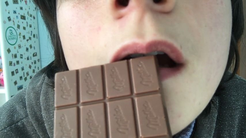 i eat chocolate