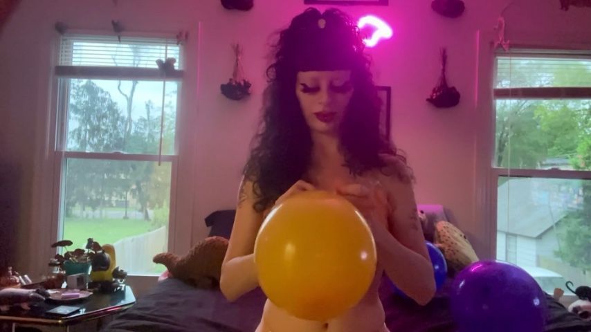 Balloon Popping in Cute Lingerie! Looner Fun
