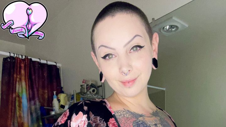 BBW shaves head for summer and fucks herself after