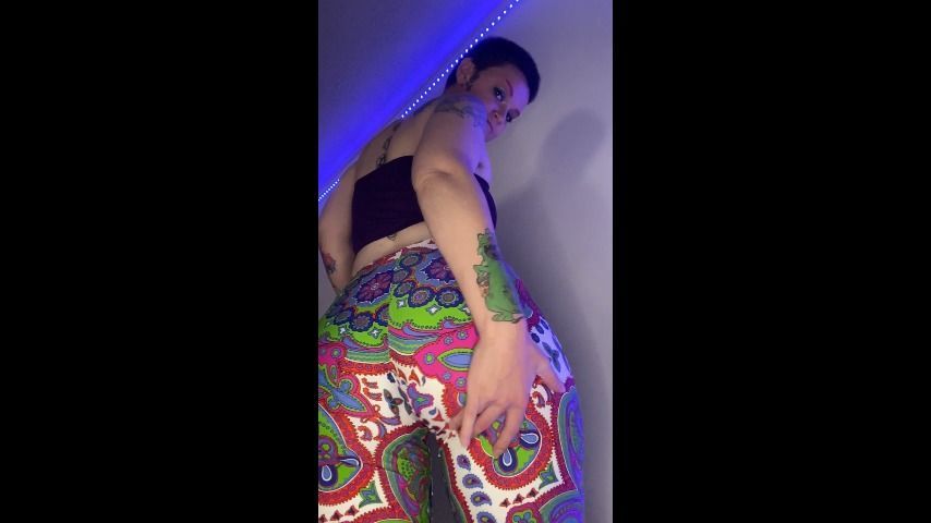 Slo-mo ass shaking bright leggings