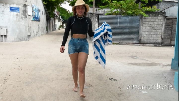 Marina Wetting  Jeans shorts on Maldivian island bare foot