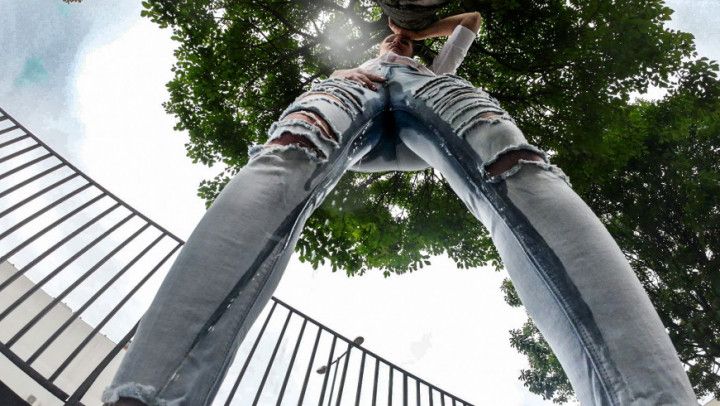 Linda LeClaire WETTING Jeans on the street