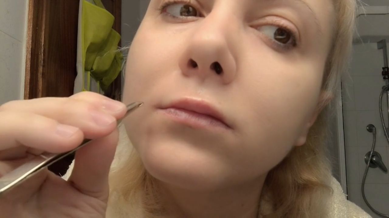 Spy Cam : Unwanted Hair removal with tweezers