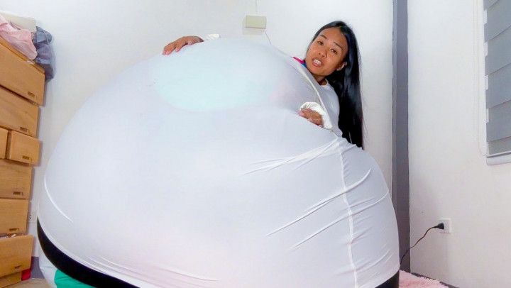 Sexy Camylle Stuffs Herself With A 72Inch Beachball