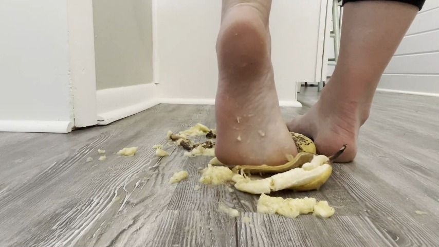 BANANA SMASH - food crush with feet