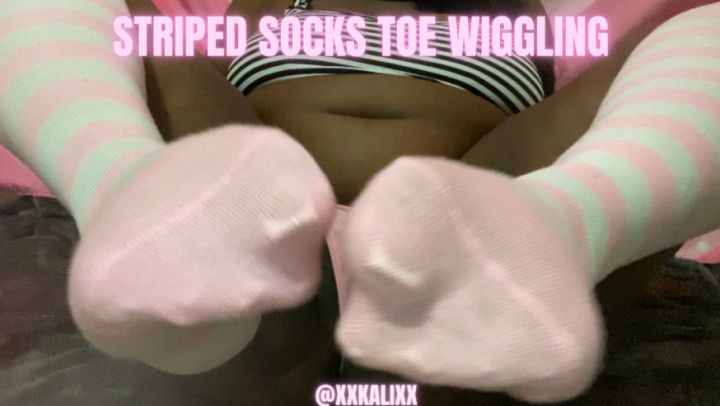 BBW STRIPPED SOCKS TOE WIGGLING