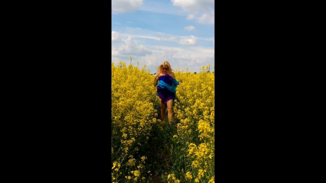 naked dance in the flower field