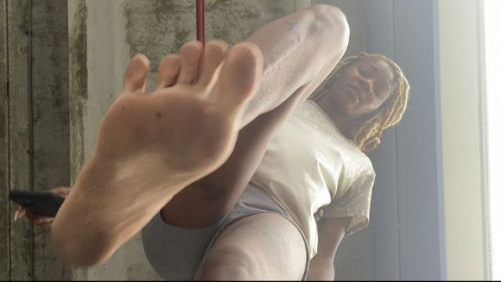 DIRTY FOOT GIANTESS