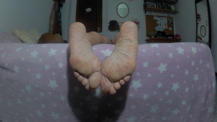 I show you my feet from my bed