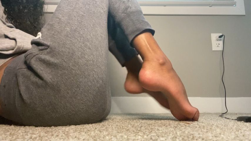 Foot play in all grey