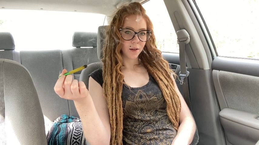 Stoner girl plays in Her Car