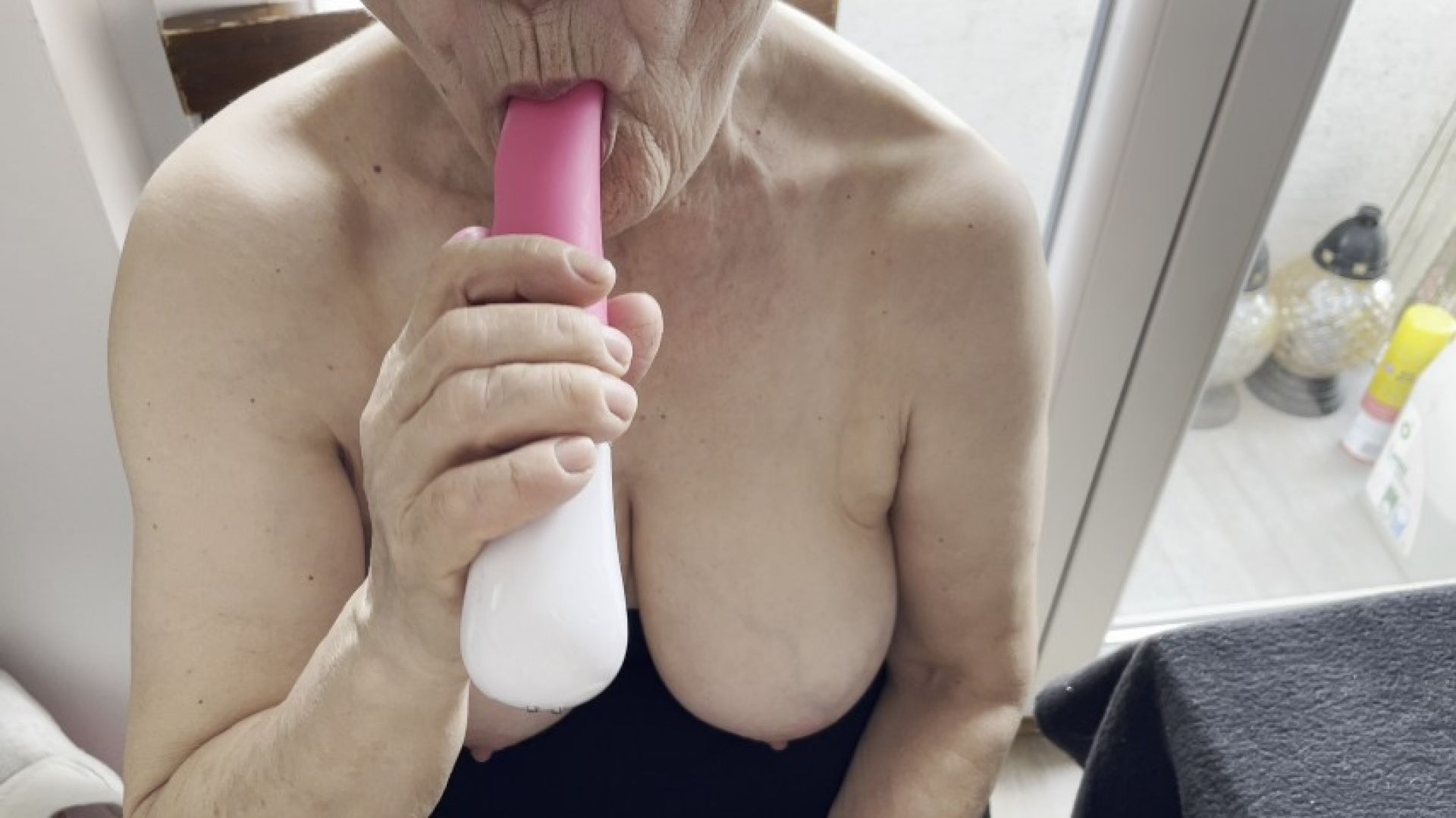 Grandma gives a blowjob