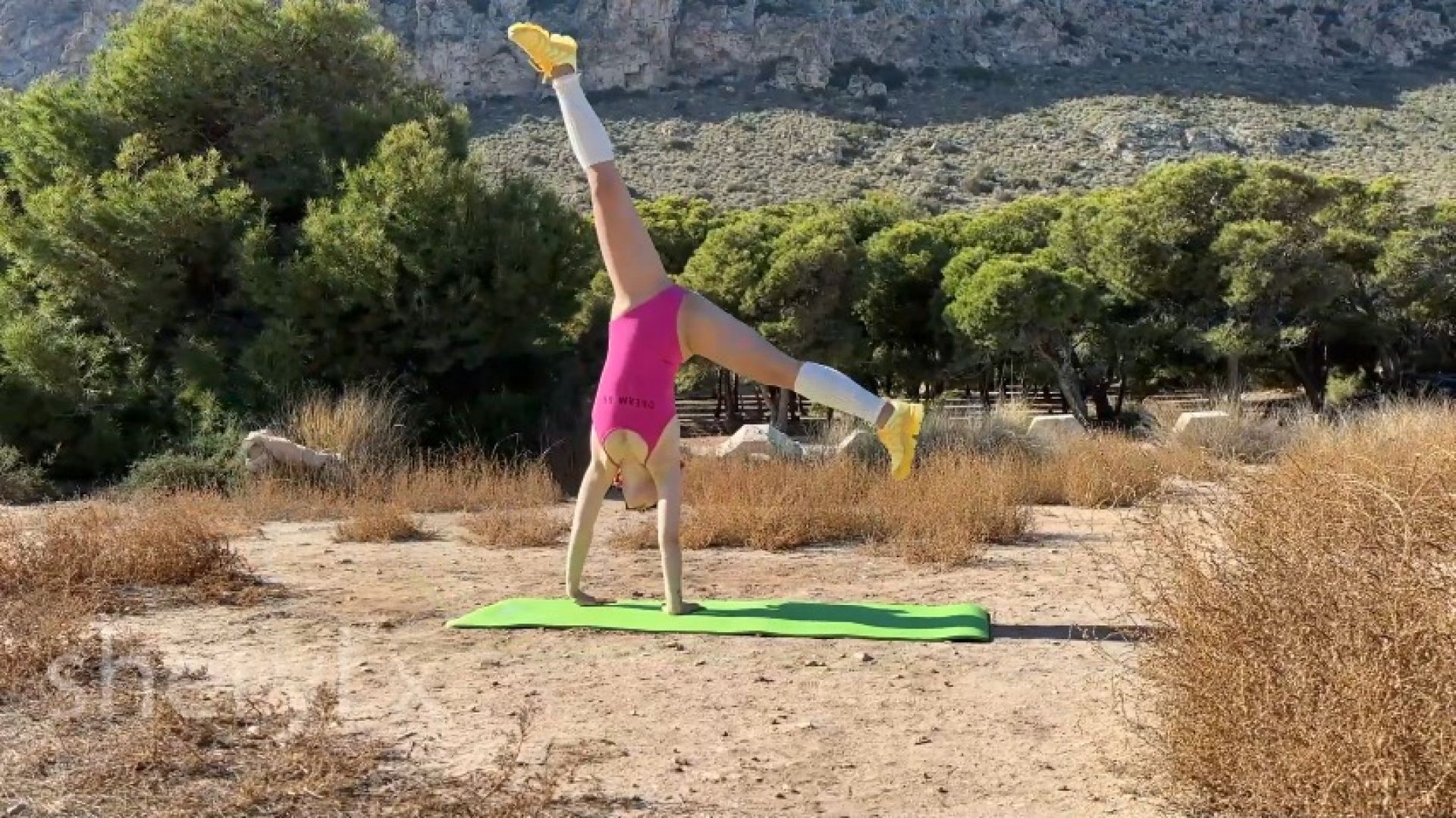 OUTDOOR BEACH YOGA. Catwheel, Splits Stretching, Goddess Pos